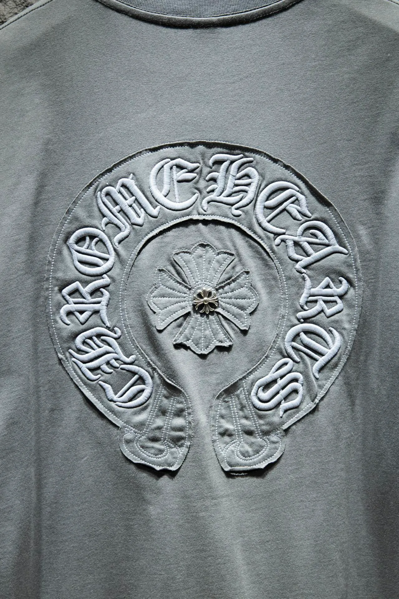 P190 🆕Chrome Hearts os version is really charming and Chrome Hearts is really a must-have. Each season's new version is made to the extreme. It is very practical and can be worn casually. Nice✔️ - ⚠️100% cotton. Made of 32-count double yarn, 260-gram weight fabric and imported knitted carded cotton. The thickness is moderate, drapey and contoured, and the upper body is comfortable! ! It is very tolerant to fat body types and can instantly lose five pounds after wearing it!  Front panel #Back panel Simple elements# Artistic arrangement of English letters. Imported Tajima high-density heavy-duty embroidery technology. The fonts are three-dimensional and full. The letters are embroidered by imported machines after adjusting according to the original details. The thickness is moderate. The hardware is imported hardware accessories. Handmade elements are added to the body, which greatly increases the interest of the clothing; unique visual effects. After special fraying effect treatment, a unique distressed effect is formed. An irregular hem is added to the version. This year, Crow Heart is focusing on the version. In the past two years, the oversize version has become the focus of the trend. It has also been a popular staple in the past two years. The change of designers has made this brand an instant hit. The progressive fashion of the times also needs the blood impact of fresh elements and trendy designs in order to continue its glory! It’s stylish both inside and outside, a must-have for high street travel! An absolute "eye-catching style" that can match couples 💏 Color: washed black, premium gray and white Size: S M L XL